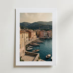 Mediterranean Port Elegance – stilfullt konsttryck från Bozetto, tryckt på matt finpapper