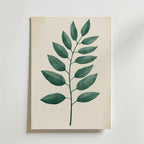 Single Green Leaf Poster från Bozetto visar en minimalistisk lövgren på ljus beige, tryckt på FSC-certifierat premiumpapper - perfekt för att inreda och ge en naturlig touch till alla rum.