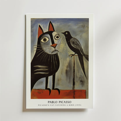 Bozetto Picasso Staring Contest Poster föreställer en stiliserad svart katt och fågel inspirerad av Picassos surrealistiska konst från 1939, mot en dämpad bakgrund.