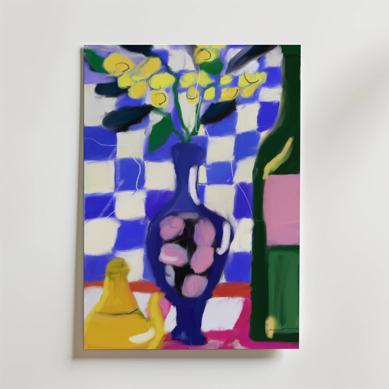 Quiet Balance Poster från Bozetto har en djärv, abstrakt design av en vas med gula blommor, en flaska och en banan på ett bord mot en blå- och vitrutig bakgrund, inspirerad av skandinavisk enkelhet.