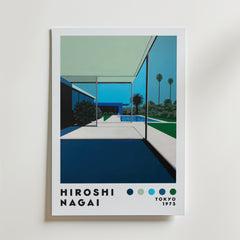 Hiroshi Nagai Poolside Morning Poster från Bozetto föreställer ett minimalistiskt modernt hus, pool, palmer och blå himmel. Postern är inspirerad av 70-talets minimalism och har texten "Hiroshi Nagai, Tokyo 1973" och fem blågröna cirklar längst ner.