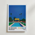 Hiroshi Nagai California Pool Poster från Bozetto föreställer ett modernt hus, palmer och en nattlig poolscen som för tankarna till 70-talet. "HIROSHI NAGAI", "SUMMER-CALIFORNIA" och "TOKYO 1973" visas ovanför färgglada prickar.