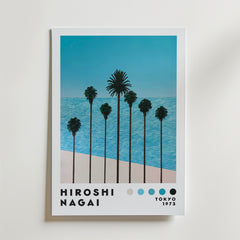 Bozetto Hiroshi Nagai Palms by the Coast Poster föreställer höga palmer vid havet under en blå himmel och sandstrand, med "Hiroshi Nagai Tokyo 1973" och fem färgprover längst ner, som fångar en lugn sommardag.