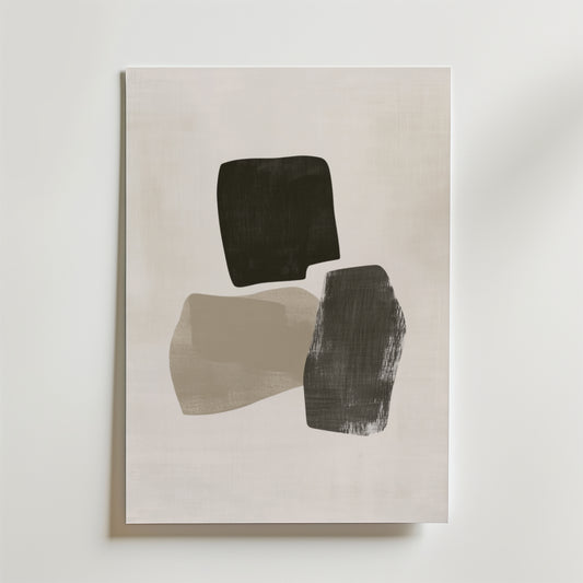 Muted Geometry Poster från Bozetto har tre oregelbundna, överlappande former i svart, mörkgrått och beige på en ljus bakgrund. Postern är tryckt på premiumpapper och har texturerade, penseldragsliknande mönster för en minimalistisk look.