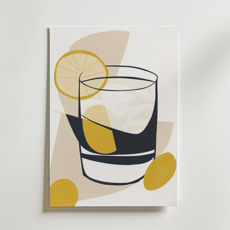 Bozetto Golden Abstract Drink Poster har en minimalistisk illustration av ett glas med isbitar, citronskiva och två citroner på en ljus abstrakt bakgrund i dämpad gul, svart och beige - perfekt för modern inredning.