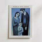 Bozetto Picasso A Family in Silence Poster visar tre dystra figurer - två vuxna och ett barn - i blå toner, vilket fångar det känslomässiga djupet i Picassos blå period.