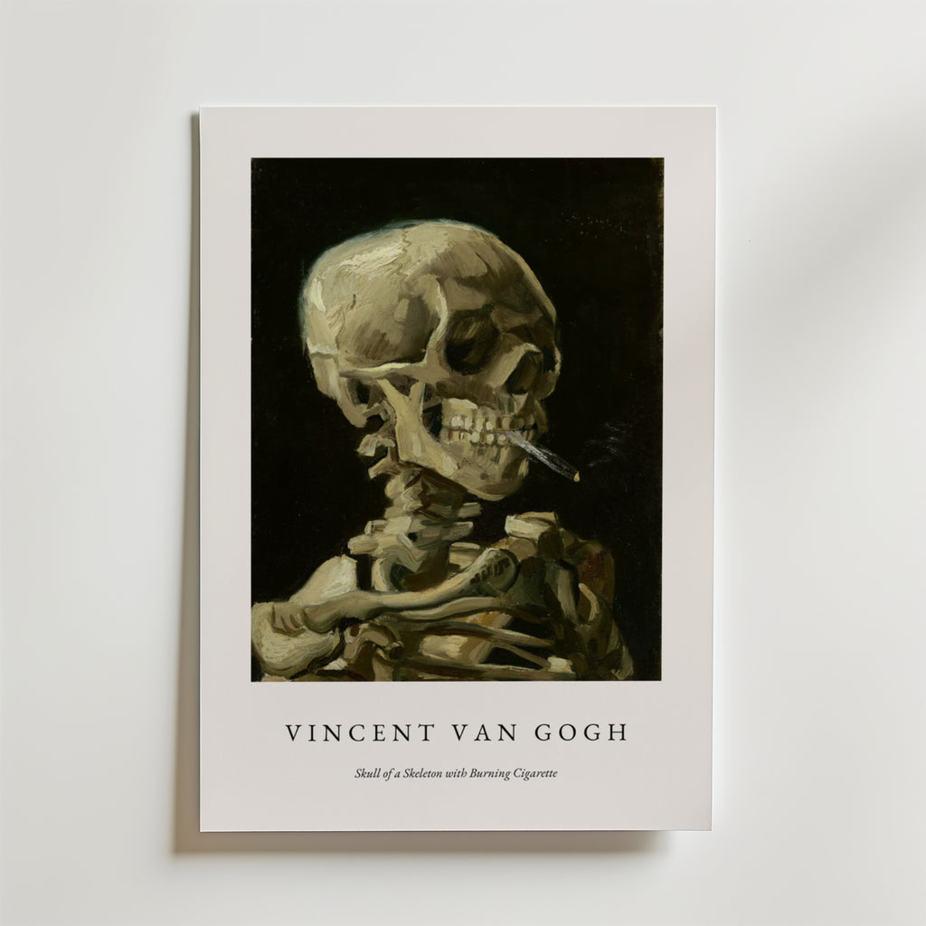Bozetto Van Gogh Skeleton With Burning Cigarette Poster har ett slående skelett med en tänd cigarett mot en mörk bakgrund, vilket gör ett djärvt uttalande för alla utrymmen.