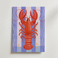 Red Lobster Poster av Bozetto visar en livfull röd hummer med upphöjda klor mot vertikala blå, rosa och lavendelfärgade ränder med vågiga vita linjer på sidorna.