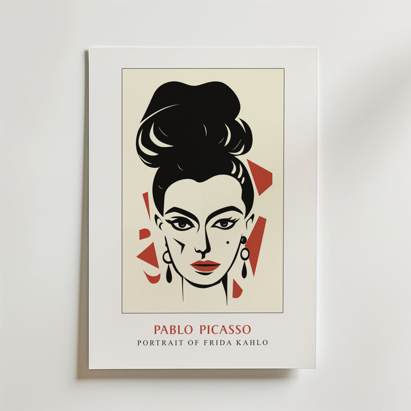Bozetto Picasso Portrait Of Frida Kahlo Poster föreställer ett svartvitt minimalistiskt grafiskt porträtt i kubistisk stil av Frida med örhängen och uppsatt hår, accentuerat av "Pablo Picasso - Portrait of Frida Kahlo" i fet röd text nedanför.