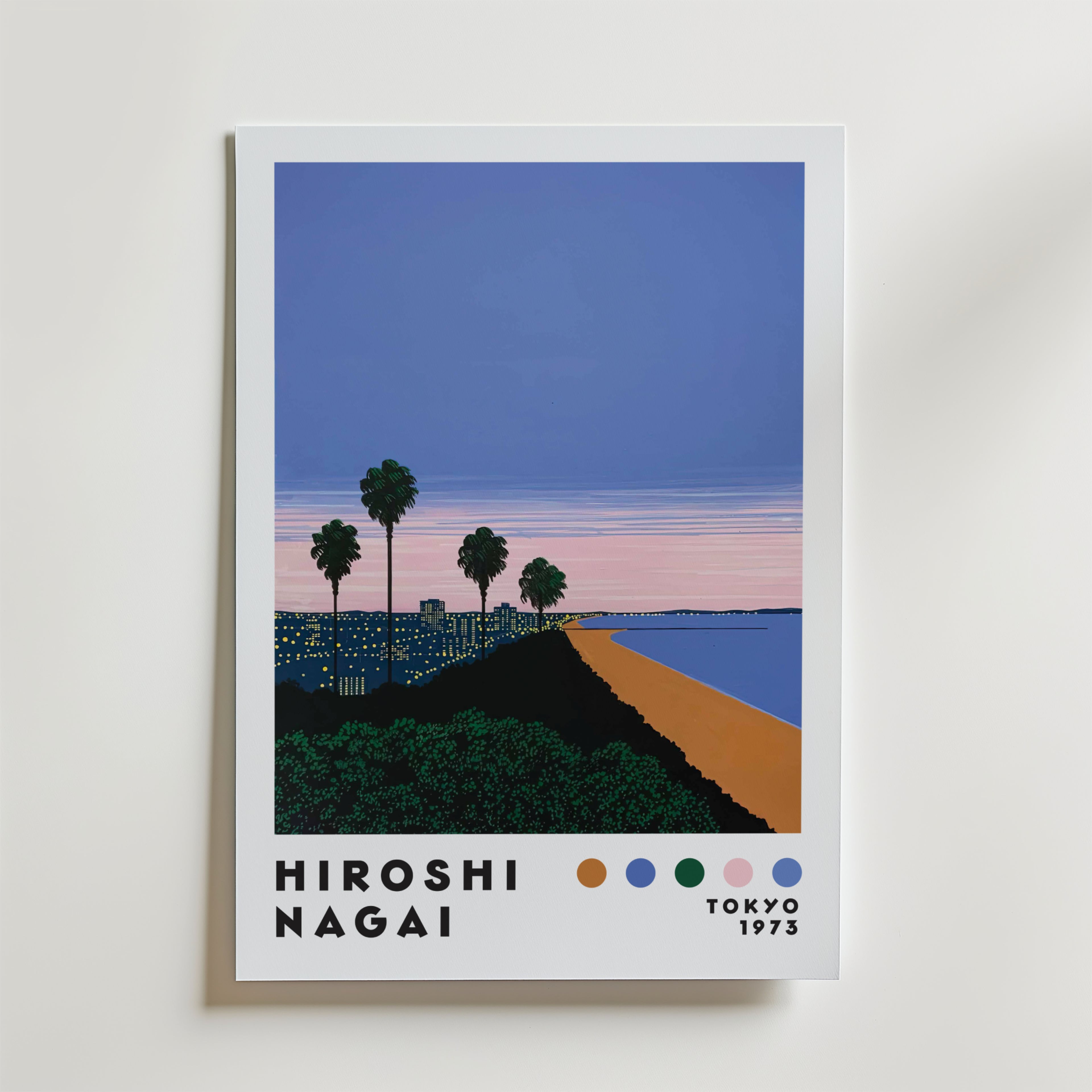 Hiroshi Nagai Sunset Coastline Poster by Bozetto föreställer en tropisk strandstad i solnedgång med palmer, upplysta byggnader, lugnt hav och texten Hiroshi Nagai and Tokyo 1973, samt fem färgprover nedan.
