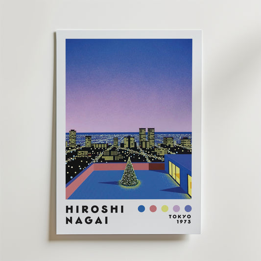Bozetto Hiroshi Nagai Rooftop Christmas Lights Poster föreställer ett hustak med en julgran ovanför en stad i skymningen, lysande fönster, en graderad himmel och "Hiroshi Nagai, Tokyo 1973" med fem färgpunkter nedanför.