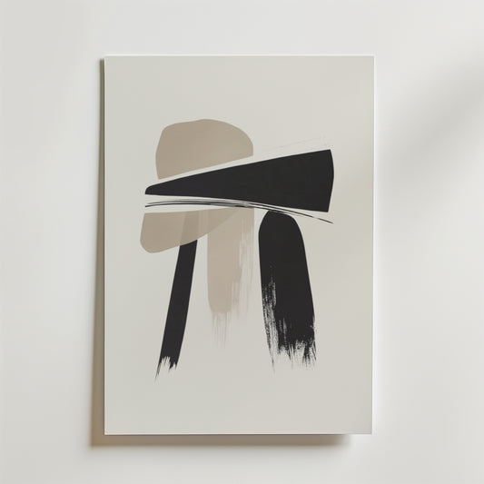 Bozetto Abstract Brushstroke Art Poster - en minimalistisk affisch med överlappande beige och svarta penseldrag på vitt. Modern, balanserad konst på premiumpapper, perfekt för alla rum.