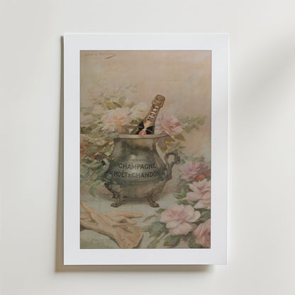 Moët Chandon Poster by Bozetto föreställer en champagneflaska i en utsmyckad ishink, rosa rosor och trädgårdshandskar. Affischen är tryckt på premiumpapper med en lyxig matt finish och visas i en vit ram mot en ljus bakgrund.