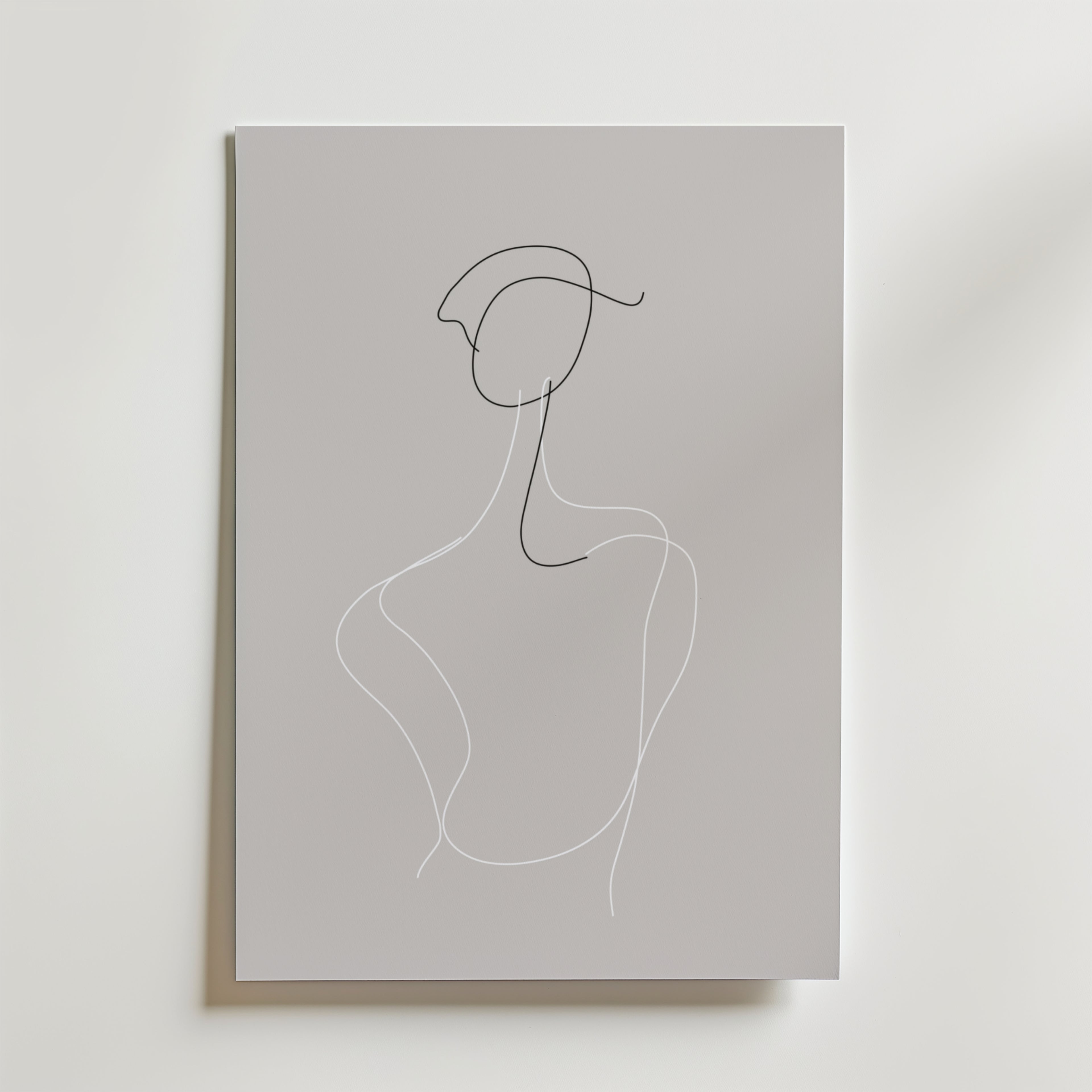 Bozetto Elegant Contour Poster har en minimalistisk linjeteckning av en mänsklig figur på grå canvas, med flytande svarta och vita linjer - ett abstrakt konstverk som är perfekt att visa på premiumpapper.