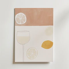 Bozettos Sunny Sip Drink Poster föreställer ett minimalistiskt vinglas, citronskivor och en hel citron på en beige och brun bakgrund. Enkel stil, mjuka dämpade färger och rena linjer. Tryckt på premiumpapper.