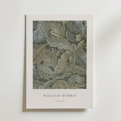 Bozetto William Morris Acanthus Poster visar ett intrikat bladmönster i dämpade toner på premiumpapper, med "WILLIAM MORRIS" och "Acanthus, 1875" elegant placerade under på en vit bakgrund.