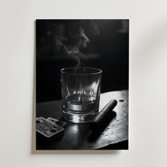Ett glas whisky, en tänd cigarr och spelkort ligger på ett träbord i stämningsfullt svartvitt - röken ringlar ovanför - fångat på Bozetto Mysterious Escape Poster, tryckt på premiumpapper för en spännande touch.