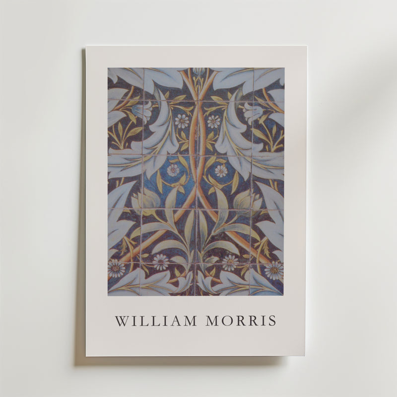 Bozetto William Morris Ceramic Tiles Poster visar en dekorativ botanisk kakeldesign i blått, guld och vitt på premiumpapper, med "WILLIAM MORRIS" tryckt under konstverket på en vit bakgrund.