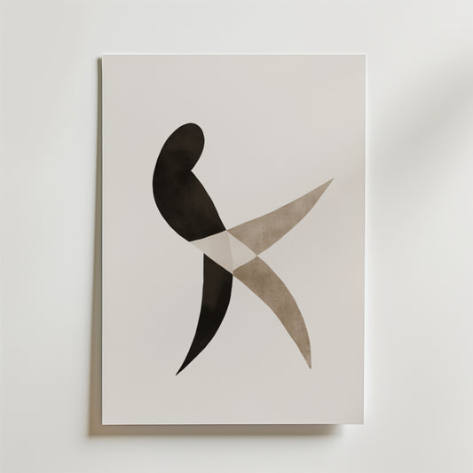 Bozetto Abstract Motion Poster visar två korsande böjda former - svart och ljusbrun - som bildar en dynamisk, dansande figur på vitt premiumpapper för en minimalistisk och lyxig look.