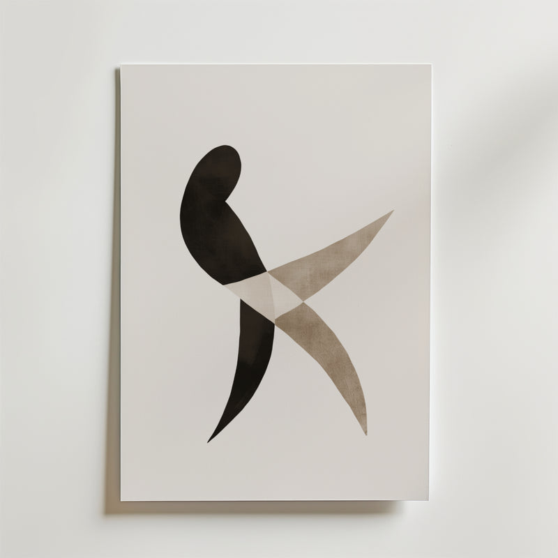 Bozetto Abstract Motion Poster visar två korsande böjda former - svart och ljusbrun - som bildar en dynamisk, dansande figur på vitt premiumpapper för en minimalistisk och lyxig look.