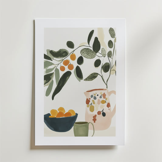 Bozetto Citrus Table Poster visar ett stilleben med en bladgren, en blommig kanna, en grön mugg och apelsiner, allt i dämpade toner på premiumpapper med matt finish.