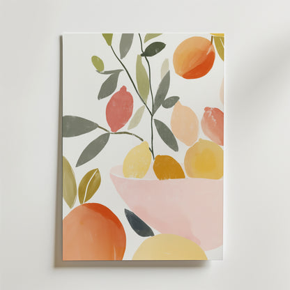 Bozetto Fruity Flow Poster föreställer en minimalistisk fruktskål med abstrakta apelsiner, citroner och blad i mjuka pasteller på vit botten, tryckt på premiumpapper med matt finish.