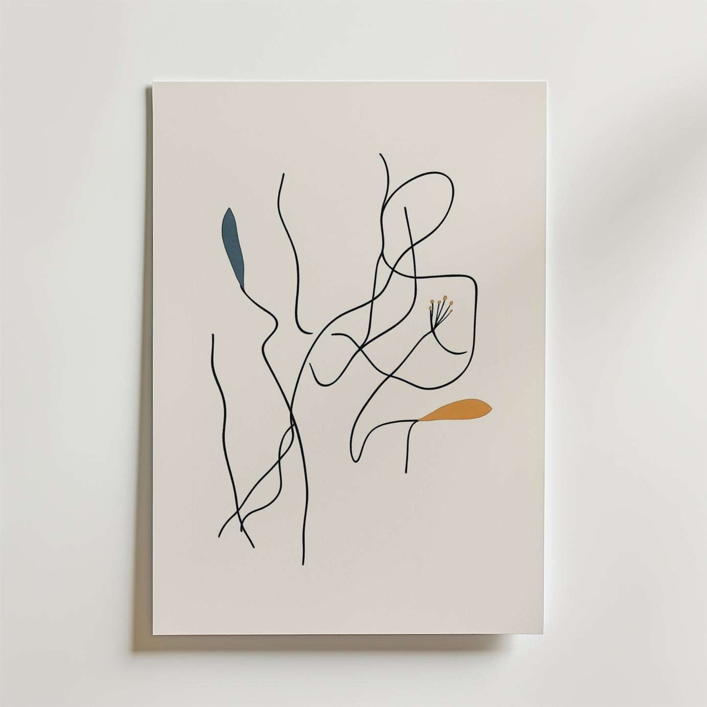 Bozetto Dancing Roots Poster visar minimalistiska svarta vågiga linjer och tre enkla bladformer i blått, gult och orange på vitt, tryckt på FSC-certifierat premiumpapper för en hållbar finish av hög kvalitet.