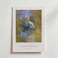 Bozetto Claude Monet Geese In The Creek Poster föreställer det livfulla impressionistiska landskapet "Gare de la creuse, 1874", tryckt på premiumpapper med Monets namn elegant placerat under.
