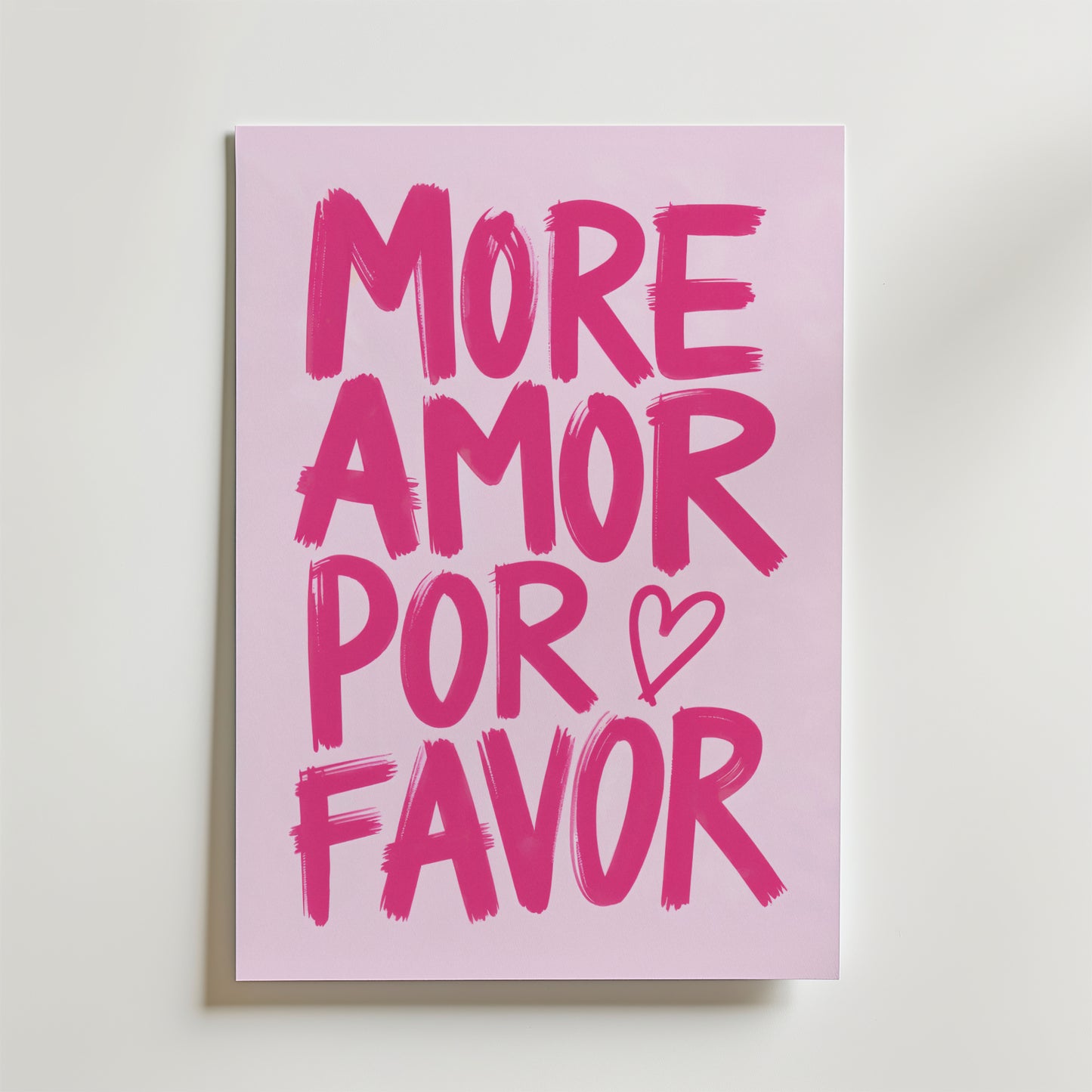 More Amor Por Favor Poster by Bozetto har en djärv, handmålad rosa text och en hjärtsymbol, vilket gör den perfekt som kärlek inredning för att ge värme och stil till ditt rum.