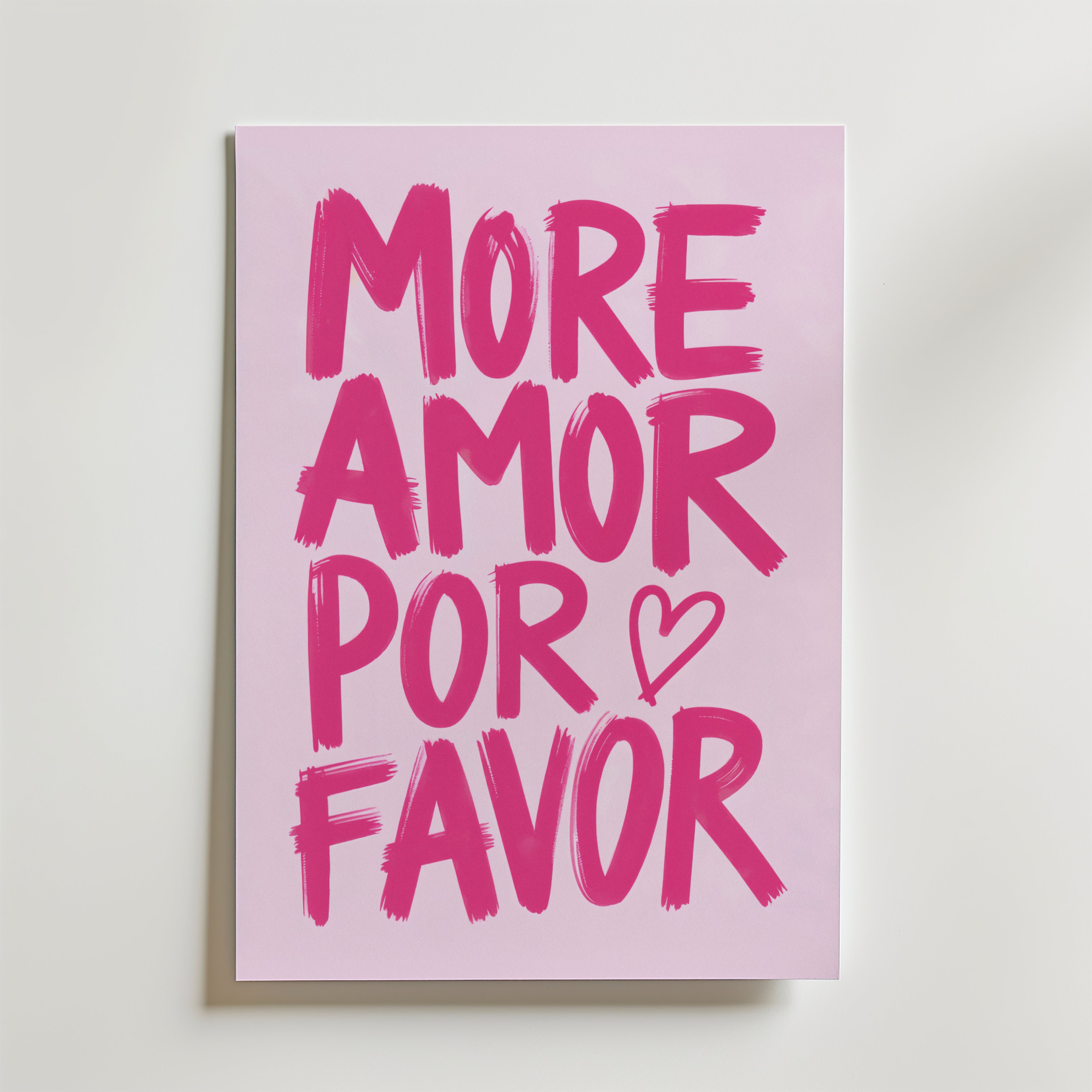 More Amor Por Favor Poster by Bozetto har en djärv, handmålad rosa text och en hjärtsymbol, vilket gör den perfekt som kärlek inredning för att ge värme och stil till ditt rum.