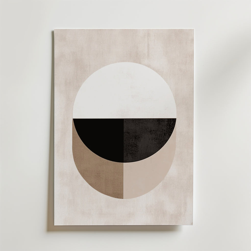 Postern Abstract Round Shapes från Bozetto föreställer en stor cirkel uppdelad i svarta, vita, beige och ljusbruna delar på en ljusbeige bakgrund, tryckt på premiumpapper med en elegant matt finish för en sofistikerad look.