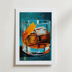 Bozetto Citrus Infused Sophistication Drink Poster visar en whiskey cocktail med två stora isbitar och ett apelsinskal på en blågrön bakgrund, tryckt på premiumpapper i en lyxig matt finish och visas i en vit ram.