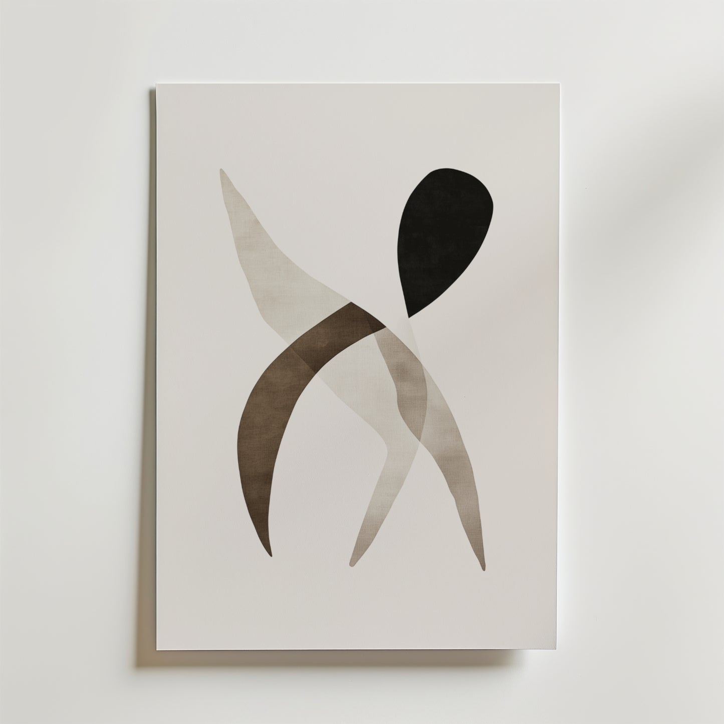 Abstract Balance Poster från Bozetto har överlappande, genomskinliga böjda former i dämpad brun, beige och svart på vit botten. Tryckt på premiumpapper med en matt finish för en enkel och modern look.