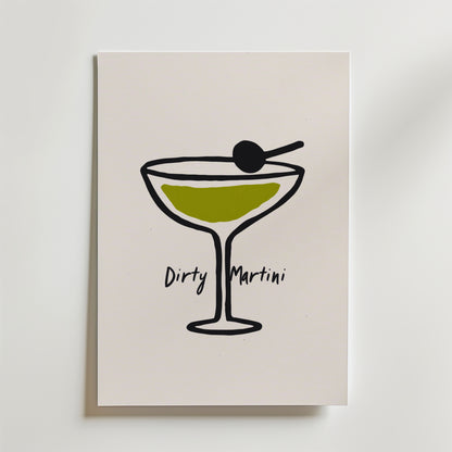 Dirty Pour Poster by Bozetto är en minimalistisk illustration av ett martiniglas med grön vätska och en olivgarnering, tryckt på FSC-certifierat premiumpapper med lyxigt matt yta och "Dirty Martini" inskrivet under glaset.