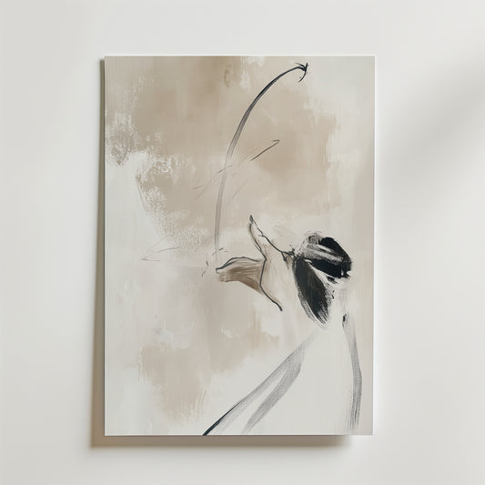 Silent Gesture Poster by Bozetto visar en abstrakt fågel i beige och vita toner som accentueras med djärva svarta penseldrag, återgiven i en minimalistisk, uttrycksfull stil på premiumpapper med en elegant matt finish.