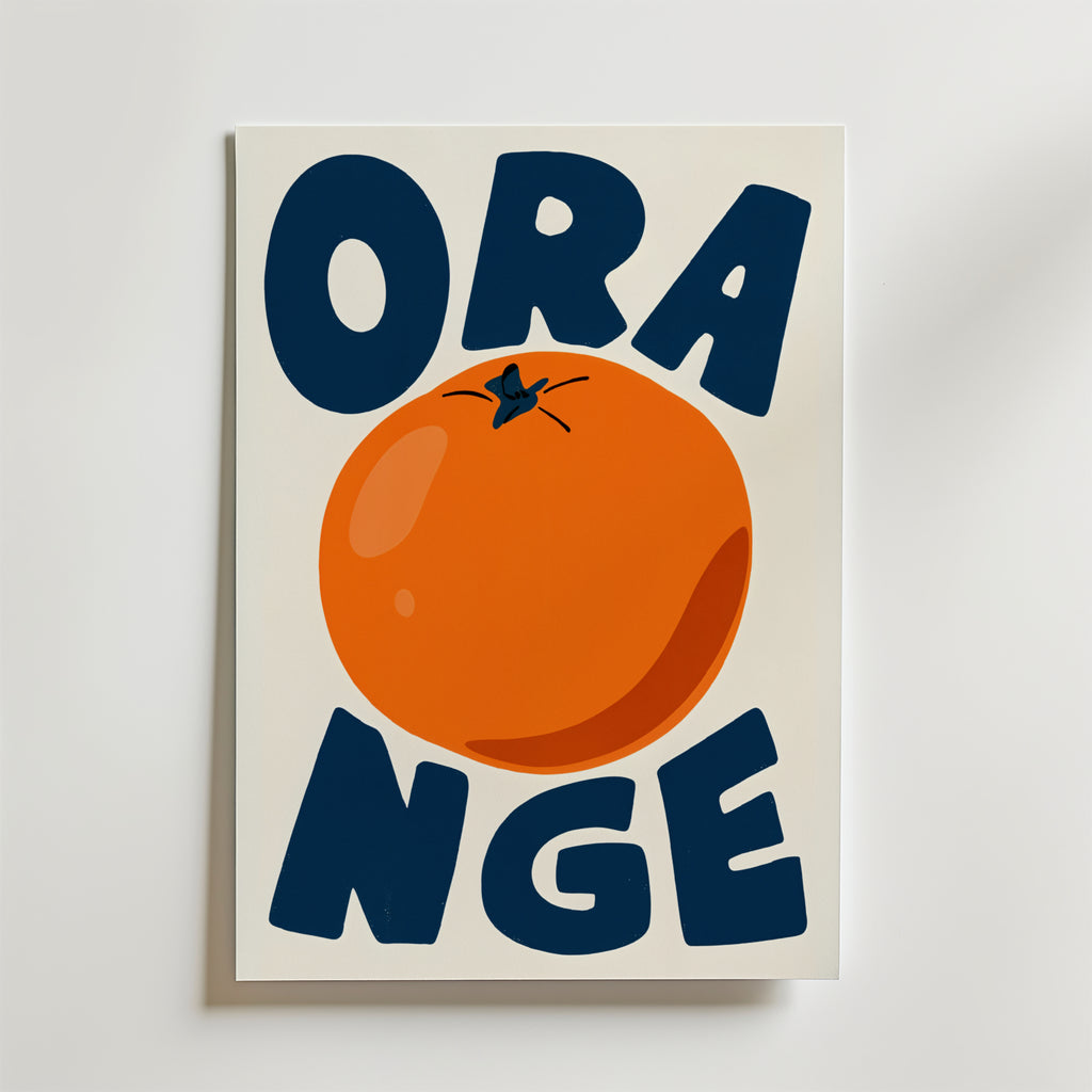 Bozettos Fresh Citrus Orange Poster visar en orange frukt med mörkblå "ORANGE"-bokstäver på en ljus bakgrund - perfekt som kökstavla för att ge livlig färg till ditt kök.