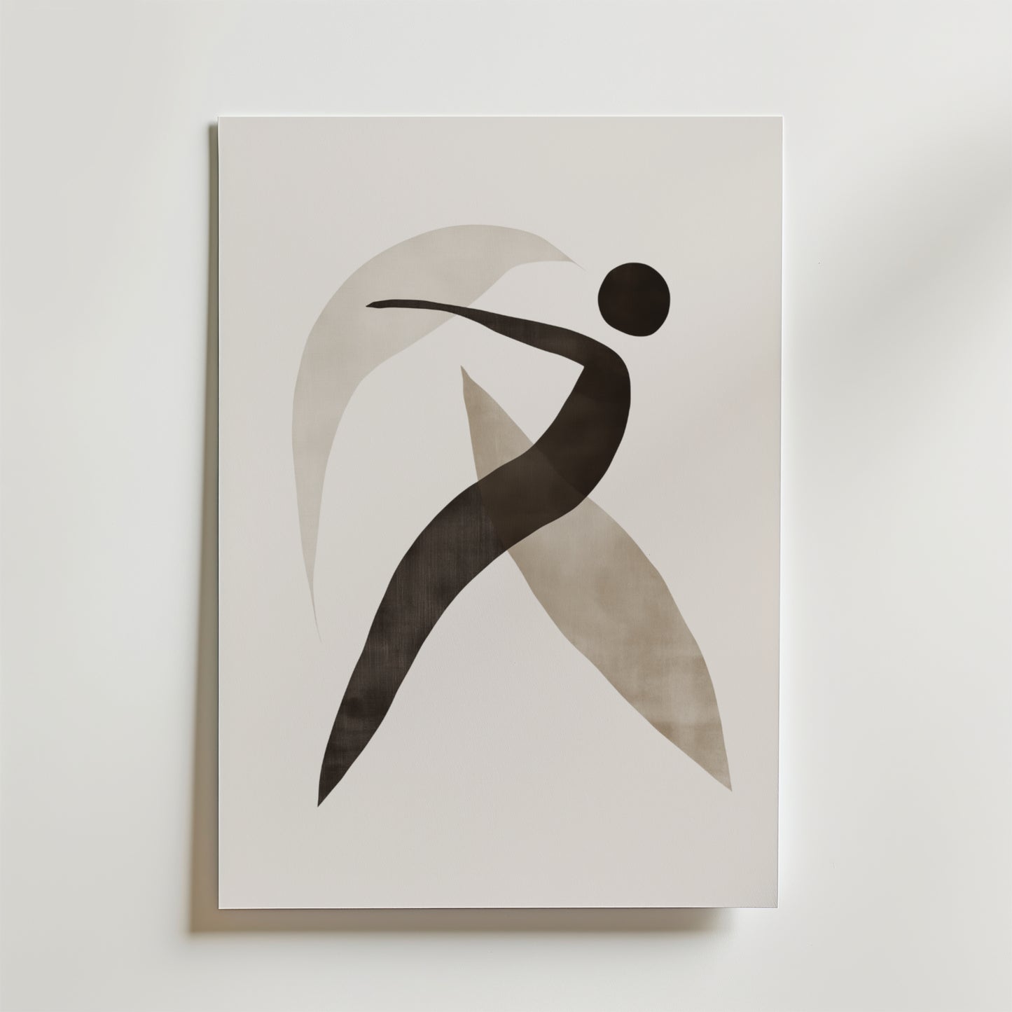 Bozetto Abstract Movement Poster föreställer en svart figur i rörelse med böjda grå former på en vit bakgrund, tryckt på FSC-certifierat premiumpapper - ett snyggt val för moderna interiörer.
