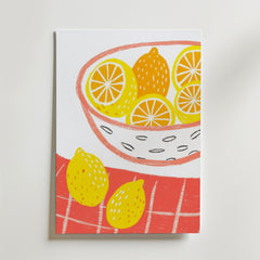 Bozetto's Lemon Picnic Poster visar livfulla citroner i och runt en vit skål med svarta prickar, på en rödrutig yta. Hela och skivade citroner adderar ljusstyrka - perfekt premiumpapper för livlig inredning.