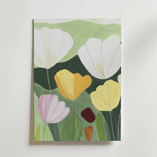 En abstrakt målning med vallmoblommor i vitt, gult, rosa och rött på grönt, med mjuka lager och stiliserade former. Den är tryckt på FSC-certifierat premiumpapper från Bozetto och passar perfekt ihop med Blue Hydrangea Bliss Poster.