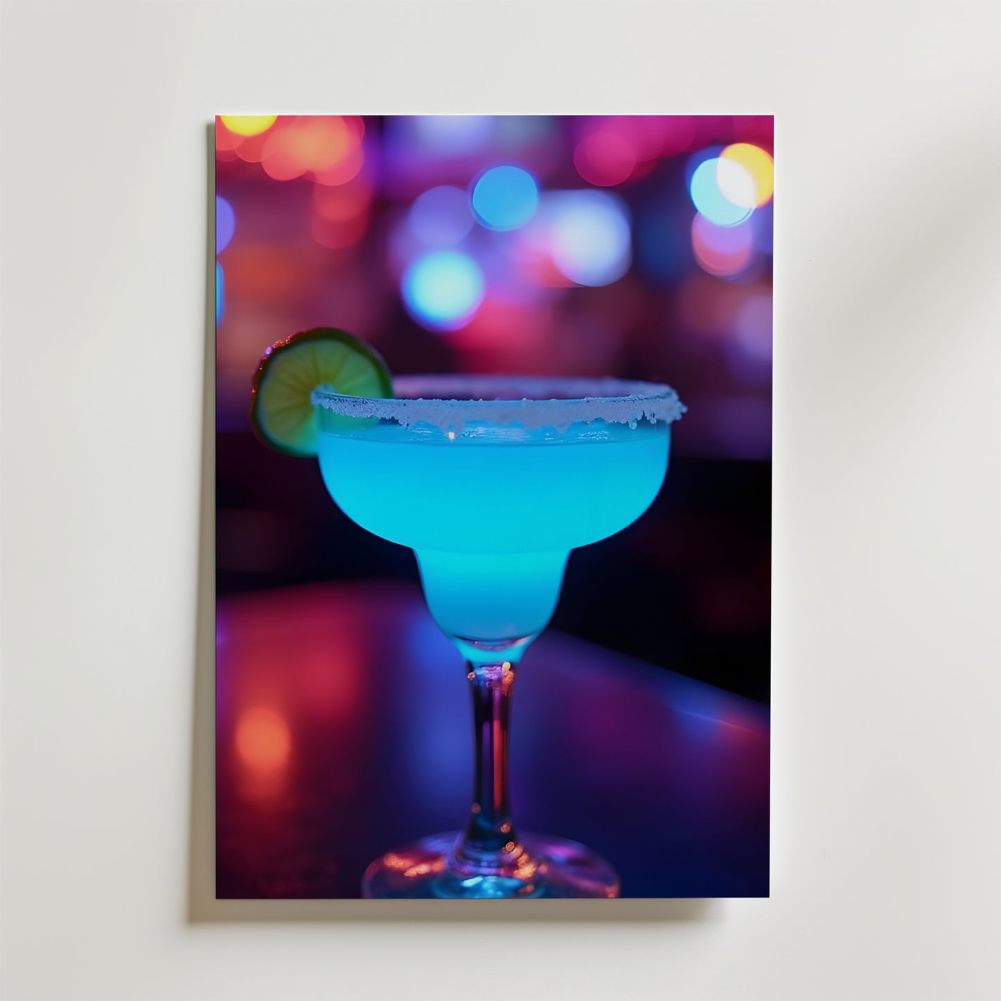UV Dream Drink Poster by Bozetto visar en lysande blå cocktail i ett margaritaglas med en limegarnityr, mot färgglada festljus, tryckt på lyxigt matt premiumpapper.