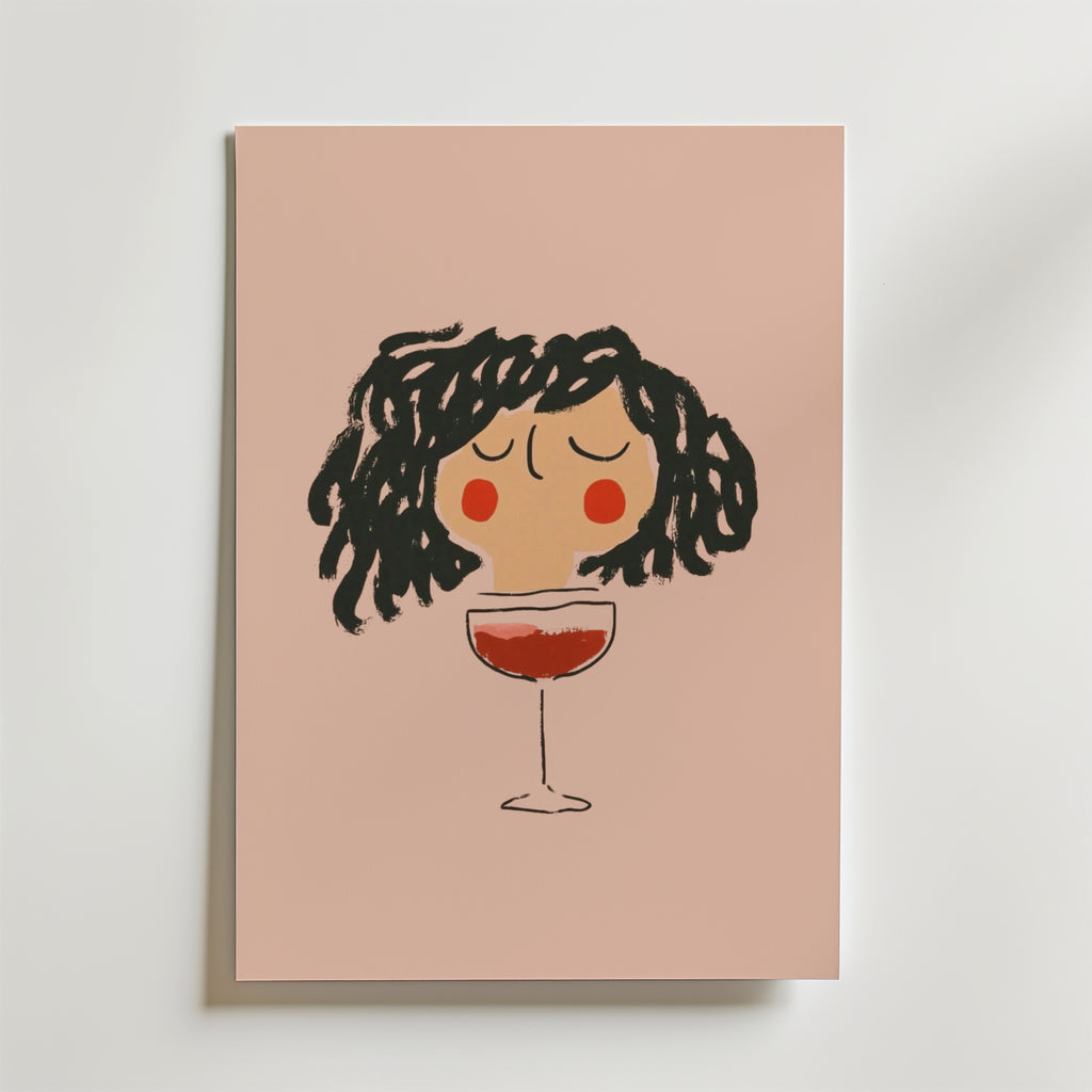 Curly Wine Mood Poster från Bozetto föreställer en person med lockigt svart hår, röda kinder och slutna ögon ovanför ett glas rött vin på en rosa bakgrund, tryckt på premiumpapper med lyxigt matt yta för en lyxig finish.