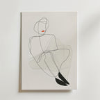 Red Lips Line Woman Poster by Bozetto: föreställer en sittande kvinna i svarta abstrakta linjer med en accent av röda läppar på premiumpapper. Postern är av hög kvalitet och perfekt för moderna interiörer, och den ser perfekt ut monterad på en vit vägg.