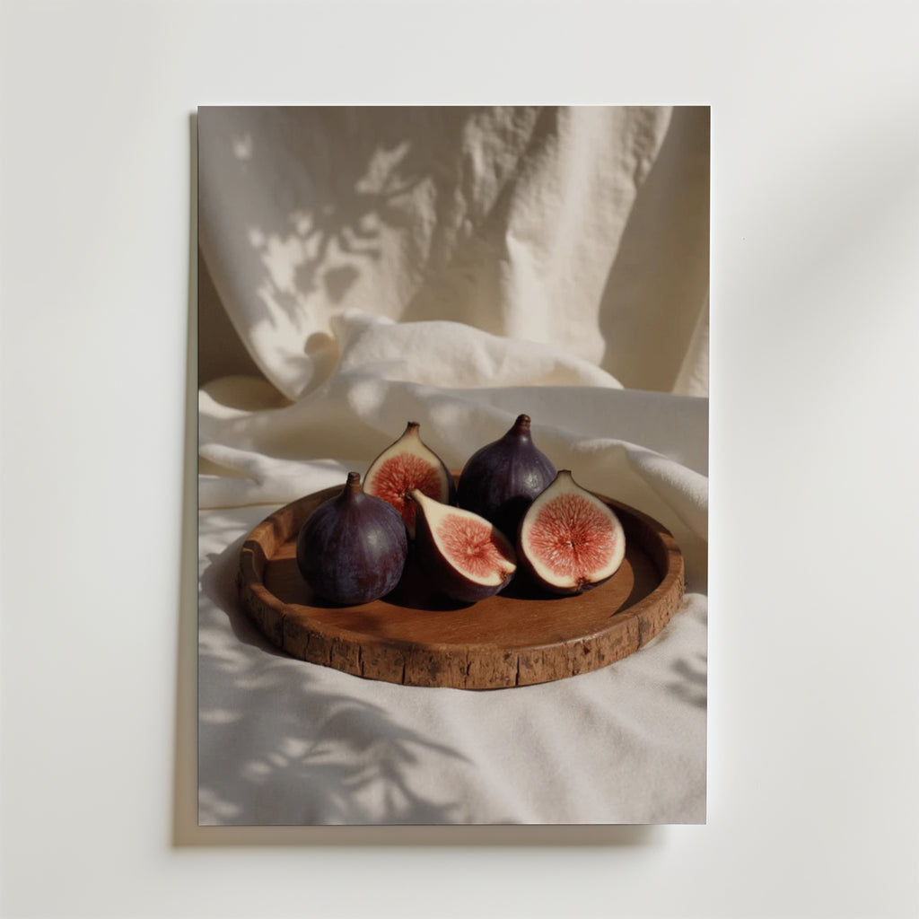 En träplatta med hela och halverade fikon på en vit duk visas vackert upp i Bozetto Sliced Figs Poster, tryckt på FSC-certifierat premiumpapper med en lyxigt matt yta för ett lugnt och minimalistiskt uttryck.