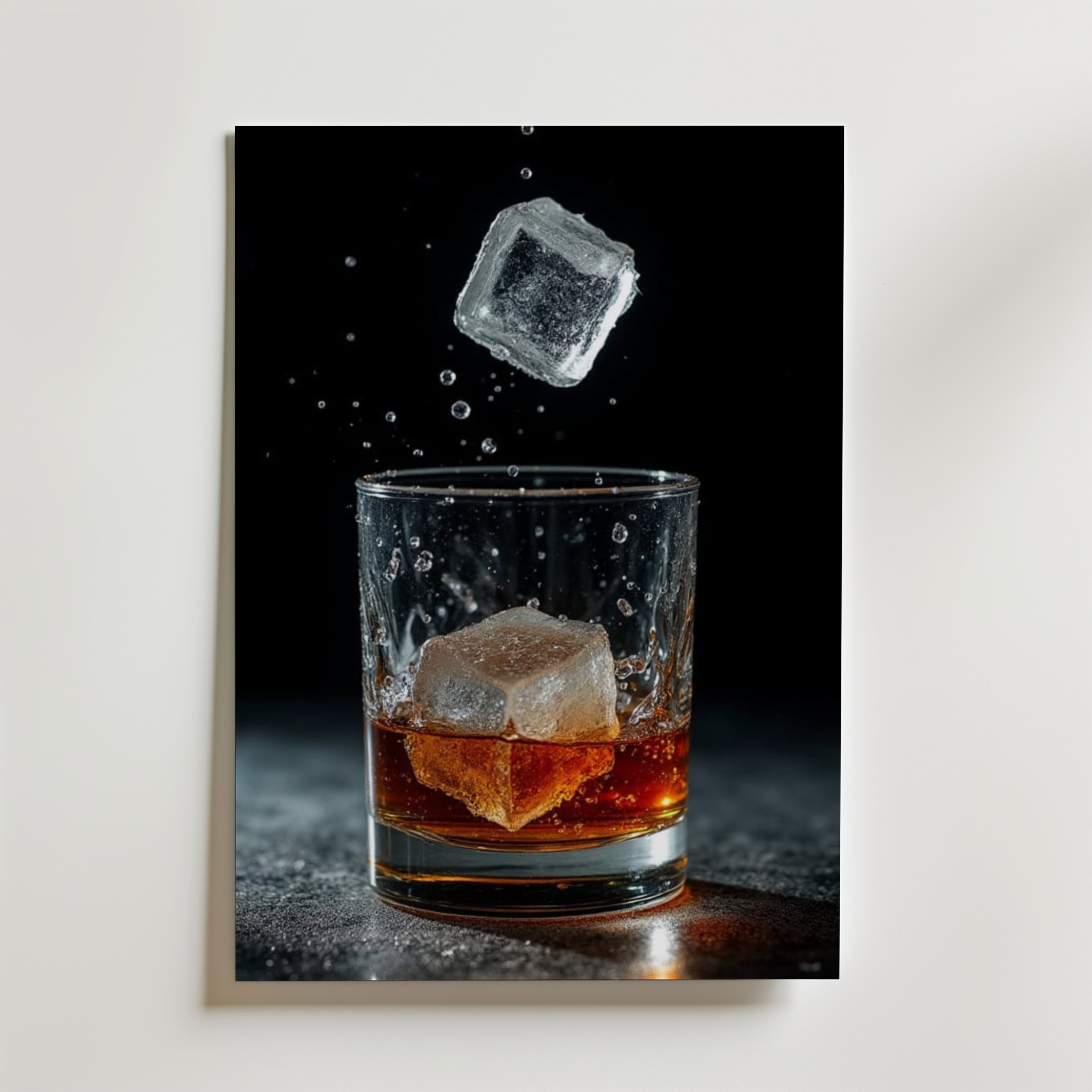 Ett glas whiskey med is står på en mörk yta medan en annan isbit stänker i luften ovanför - en dynamisk stil som fångar Bozettos Whiskey In Motion Drink Poster, tryckt på matt yta premiumpapper.