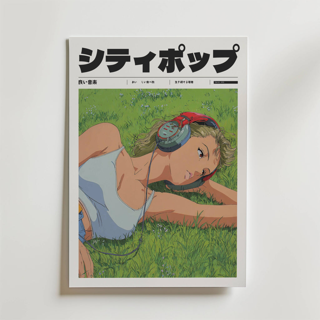 Bozetto Tokyo Afternoon Poster föreställer en anime-inspirerad illustrerad kvinna med hörlurar som kopplar av i grönt gräs i vitt linne och blå shorts, med en fet japansk katakana-titel för en slående tidningsomslagslook.