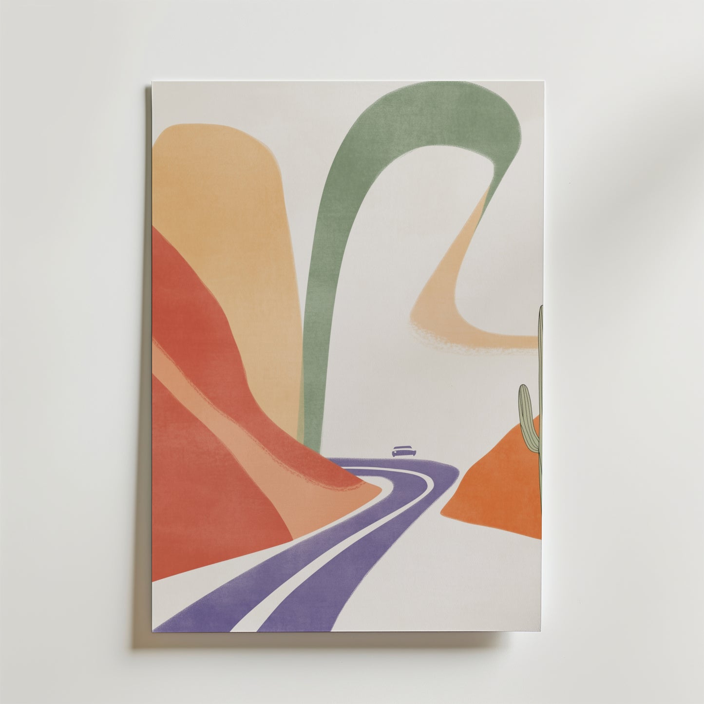 Somewhere Southwest Poster från Bozetto har en minimalistisk ökenbild med en böjd lila väg, gröna kaktusar och en liten bil, tryckt på FSC-certifierat premiumpapper med lyxigt matt yta för en modern touch.