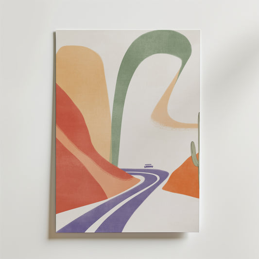 Somewhere Southwest Poster från Bozetto har en minimalistisk ökenbild med en böjd lila väg, gröna kaktusar och en liten bil, tryckt på FSC-certifierat premiumpapper med lyxigt matt yta för en modern touch.