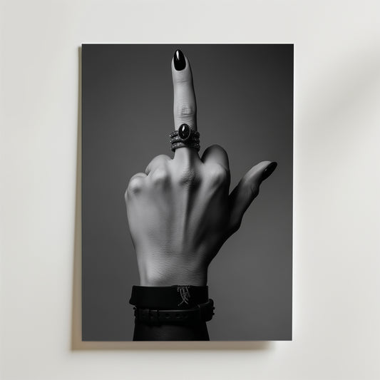 Ett djärvt konstverk från Bozetto: Middle Finger Poster visar en monokrom hand med svart nagellack, ringar och ett armband som visar långfingergesten på premiumpapper - perfekt för att göra ett statement.