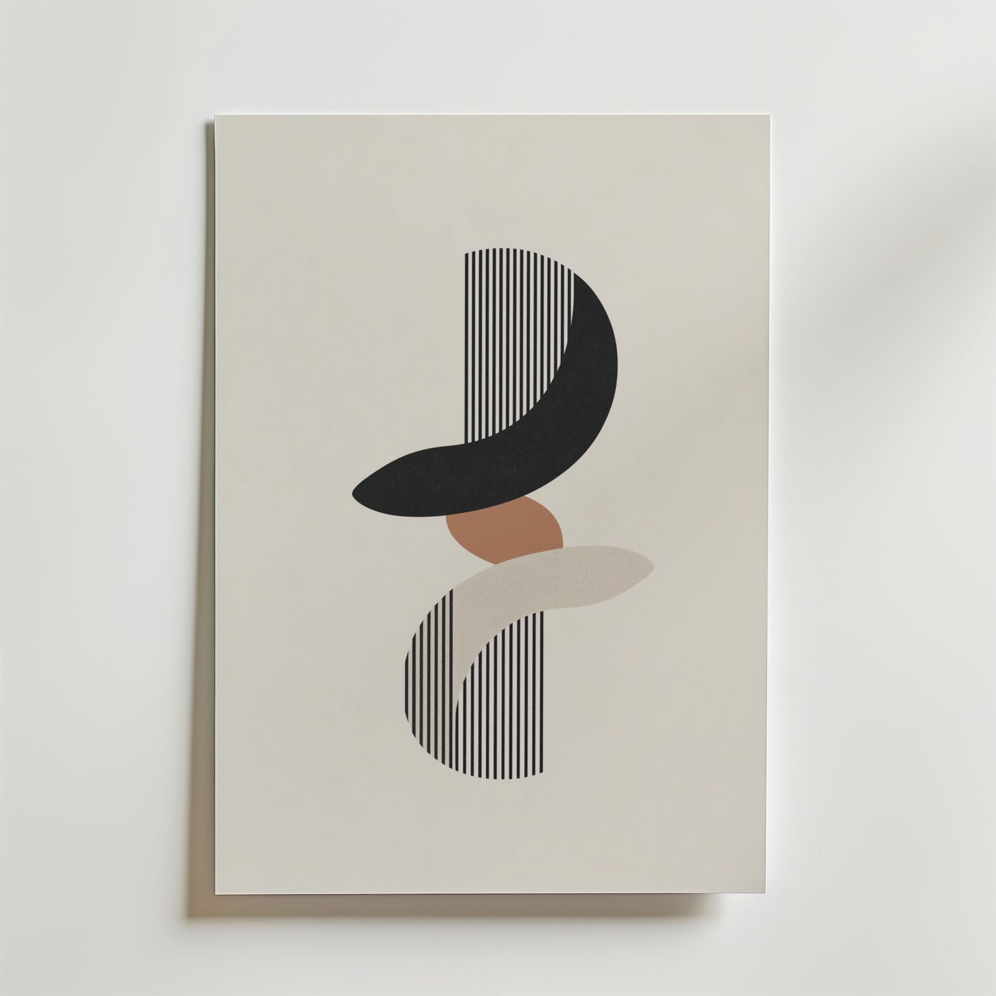 Modern Shapes Rhythm Poster by Bozetto är en minimalistisk abstrakt konsttryck med svarta och bruna geometriska former med vertikala linjer på en ljus bakgrund, tryckt på premiumpapper med en lyxig matt finish.