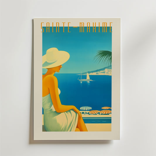 Bozetto Sainte Mahime Poster visar en kvinna i vit klänning och hatt som blickar ut över ett blått hav med segelbåtar, paraplyer och palmer - tryckt på lyxigt matt FSC-certifierat papper. Texten lyder SAINTE-MAXIME.